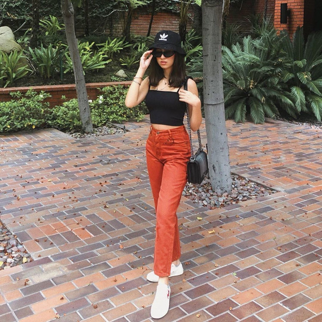 Black Bucket Hat with Crop Top and Skinny Jeans. Bucket Hat Costume Ideas